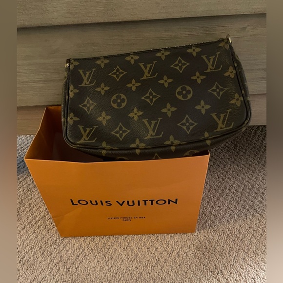 Louis Vuitton Monogram Pochette Accessoires Vintages Shoulder Bag - Picture 6 of 16